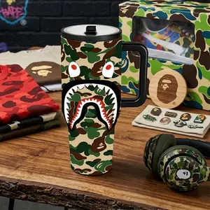 1 Pc 40oz BAPE Camo Shark Insulated Tumbler with Handle, Double Wall, Leak-Proof Lid, Keeps Drinks Hot for 12 Hours, Cold for 24 Hours, Perfect for Daily Commuting, Office, Gym, Travel, Car Use, Ideal Gift for Men, Streetwear Fans, BAPE Collectors, Trendy