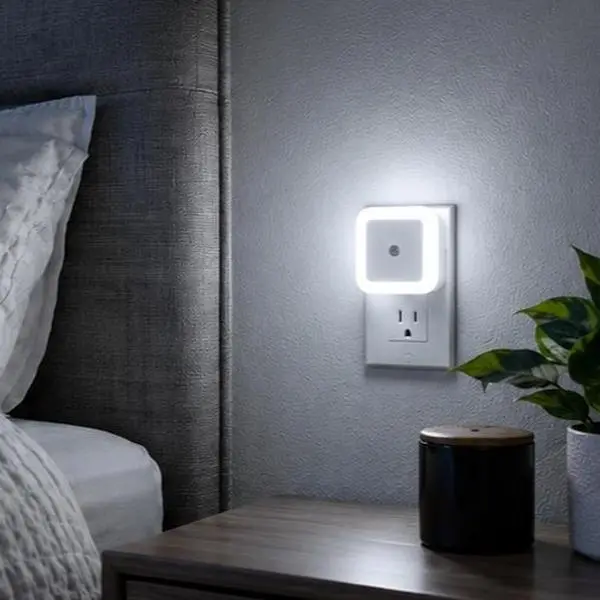 6 Pack LED Night Lights Plug In, Dusk to Dawn Automatic Sensor, Cool White Glow, Energy Saving Nightlights for Bedroom, Bathroom, Hallway, Kitchen & Stairs