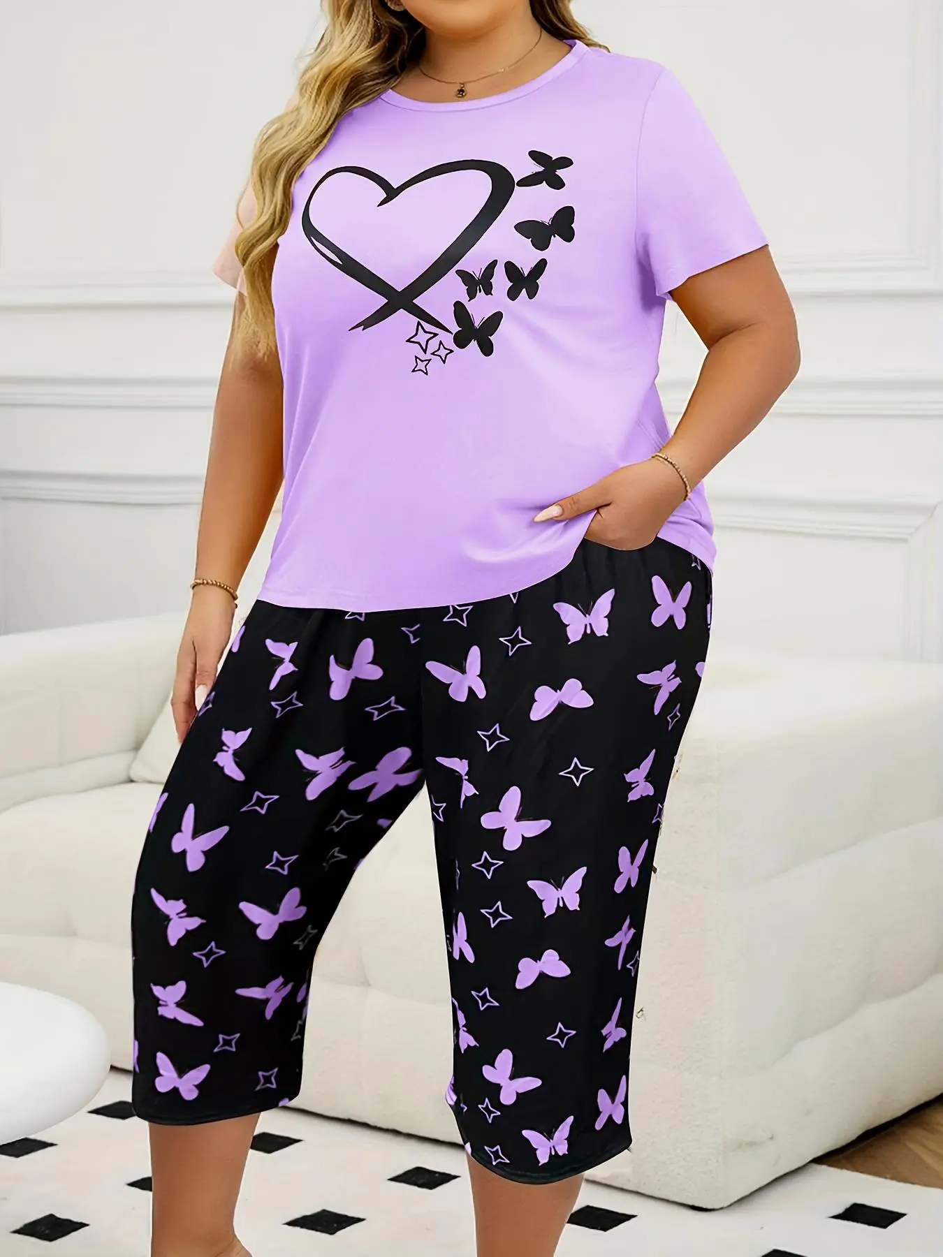 Plus Size Butterfly and Heart Print Tee and Capri Pants Pyjama Two-Piece Set, Casual Comfy Round-Neck Short-Sleeve T-Shirt and Trousers, Women's Summer Sleepwear and Loungewear Pajama Set for Adults