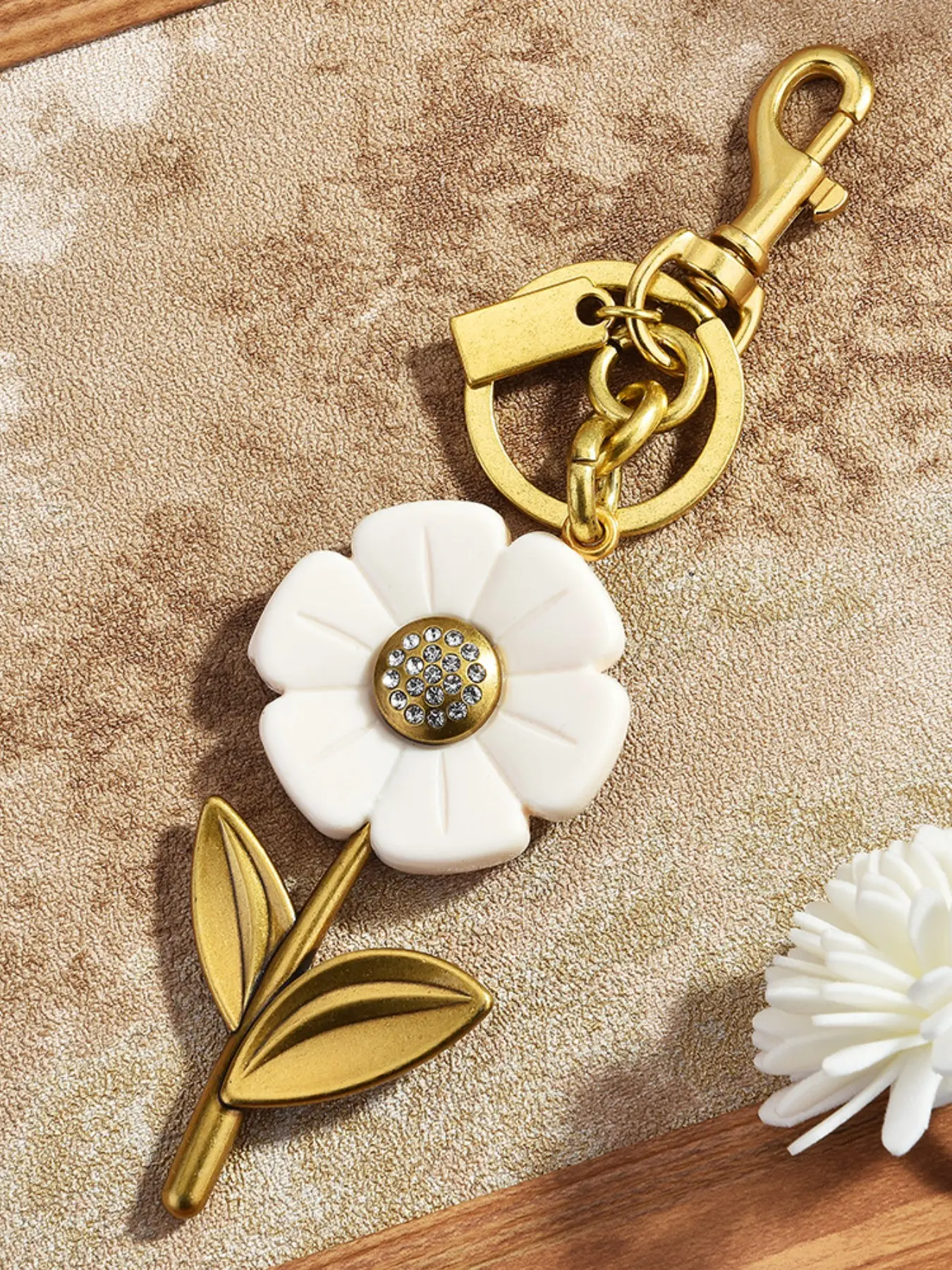 Metal Embellished Sunflower Keychain Bag Charm, Fashionable Personalized Car Key Holder, Elegant Daisy Purse Accessory, All Seasons, Pendant Keychain, Keychain for Bags, Key Accessories