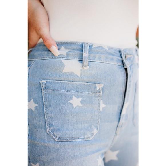 Women's Mid-rise Slim-fit Jeans With All-over Star Print. Flared Legs With Frayed Hem Design. Patch Pockets At The Front And Back. Crafted From Stretch Denim, Suitable For All Seasons And Various Occasions.