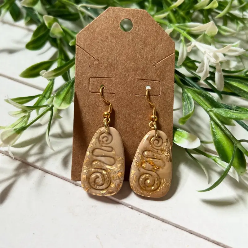 Beige and Gold Unique Earrings - Elegant Design with Gold Accents and Beige Color Scheme