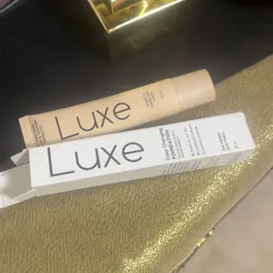 Luxe Color Changing Foundation for Women – Instantly Adapts to Your Skin Tone – Buildable Light-to-Medium, Medium Dark-to-Dark, Coverage – 12-Hour Wear – Natural Dewy Finish