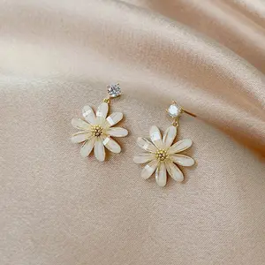 Dainty Daisy Stud Earrings 925 Silver Hypoallergenic Earrings for Women Minimalist Floral Jewelry Cute Summer Earrings Perfect Everyday Gift