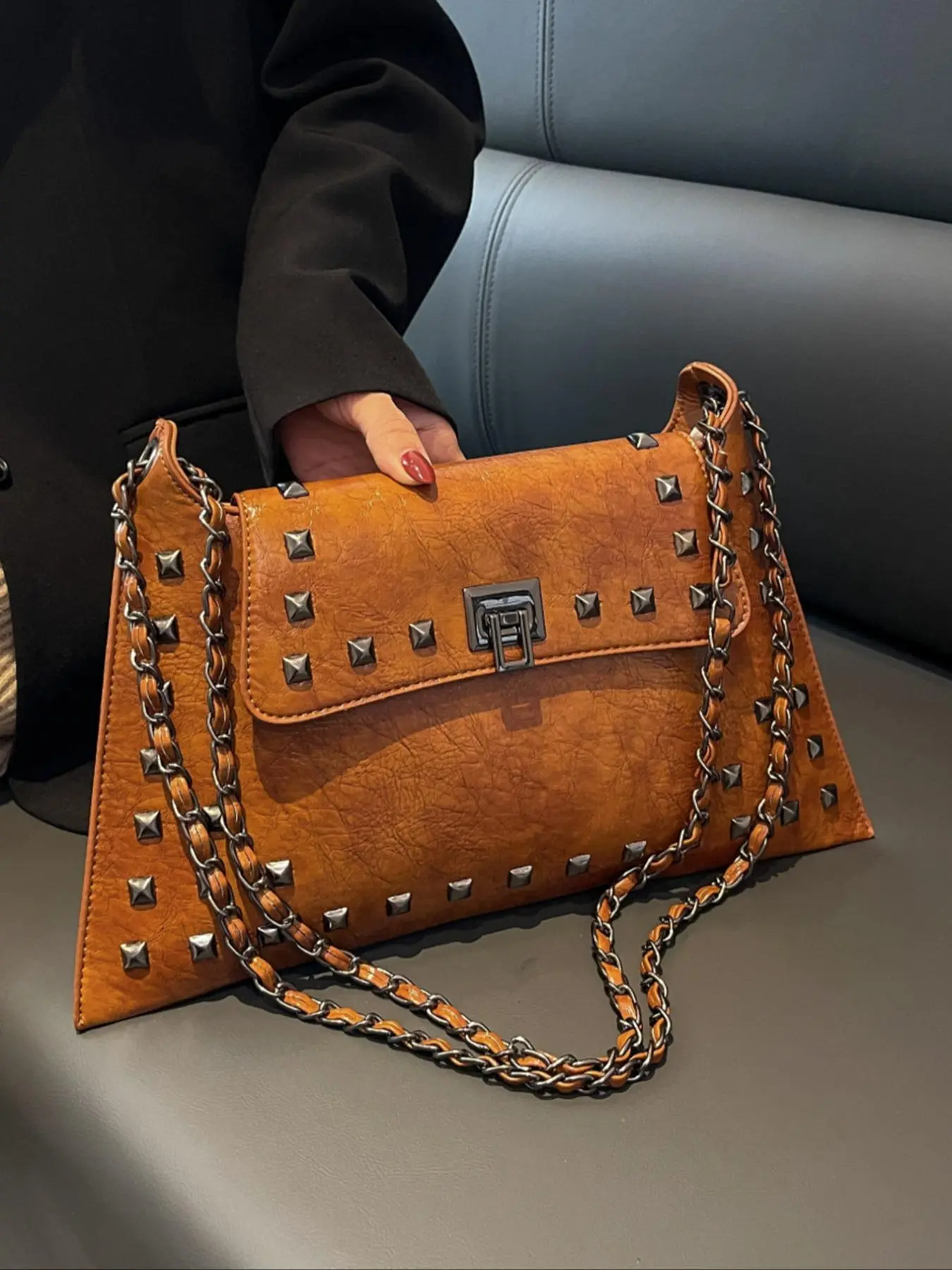 Niche retro design cool rivet chain bag, old leather texture, personalized fashionable crossbody bag, Crossbody Purse, chain shoulder purses, Casual Trendy Purses, with multiple colors to choose from, a must-have for punk style street style