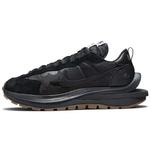 Nike Sacai x Nike VaporWaffle Black and Gum Low-Top Sneakers for Men and Women Versatile Casual Wear with VaporWaffle and Sacai Aesthetics