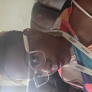 VUB smart translation glasses feature automatically adjusting polarized lenses, a built-in speaker, microphone, and blue light blocking, allowing users to listen to music and make phone calls.