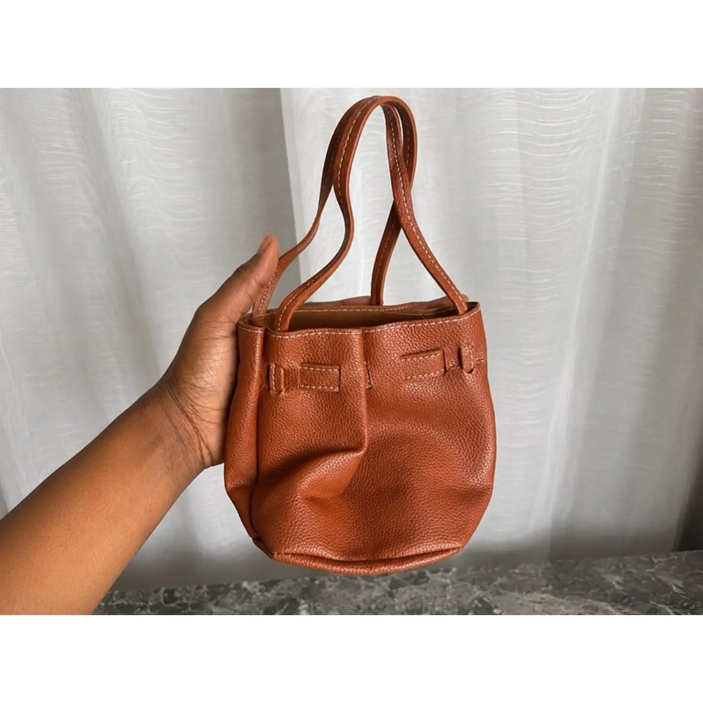 Elegant Brown Leather Handbag with Dual Handles and Secure Closure for Everyday Use