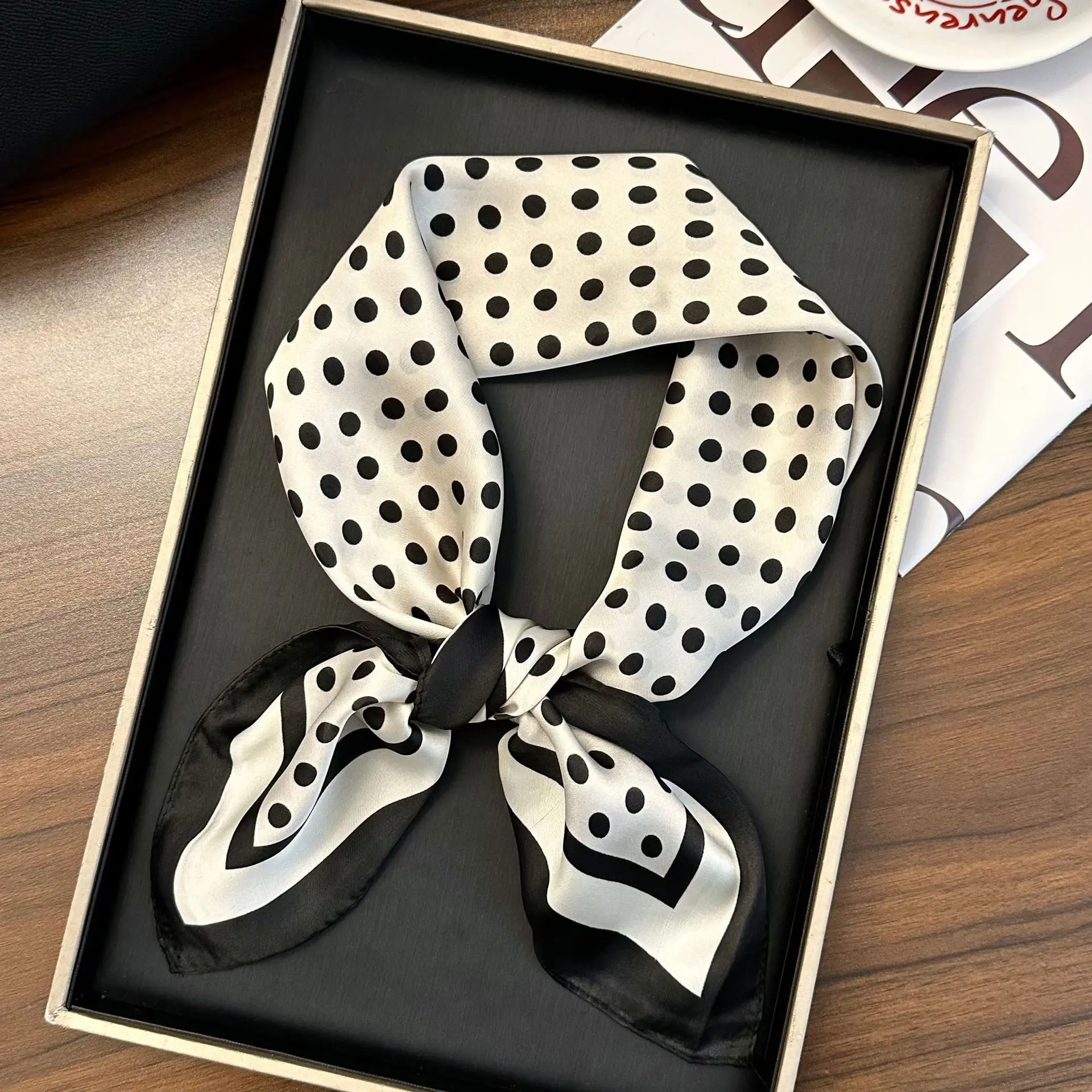 Wave point border black and white