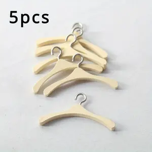 5pcs Mini wooden clothes hanger pocket furniture model simulates life miniature scene accessories Miniature wooden hangers, closet accessories, pretend play decorations, miniature clothing storage boxes