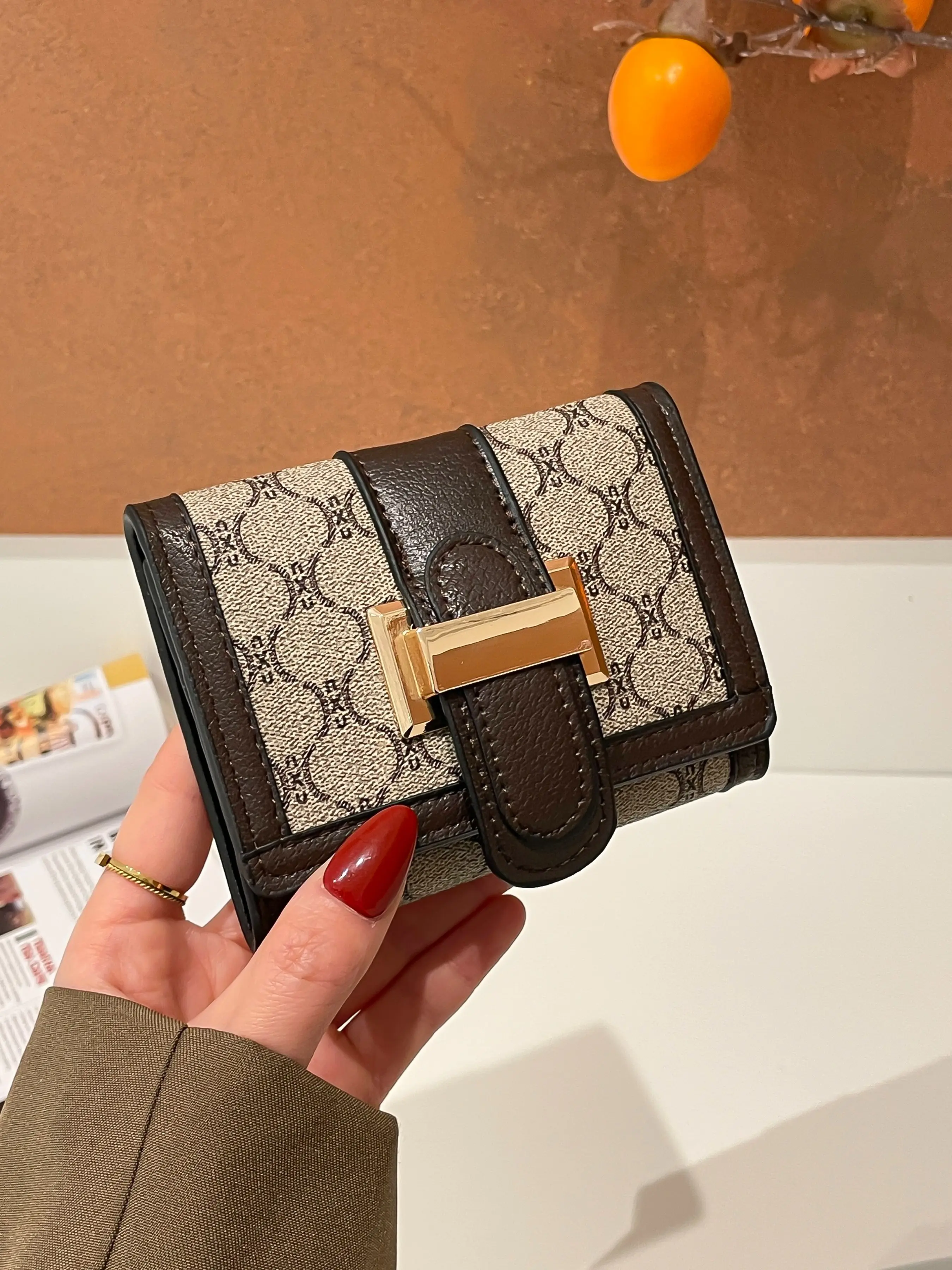 Women PU Letter Print Trifold Short Wallet, Trifold Wallets, Ladies Wallet, Card Holder Wallet, Multi-Card Slots Large Capacity Portable Small Purse, Western Purses, Essential for Work and Travel