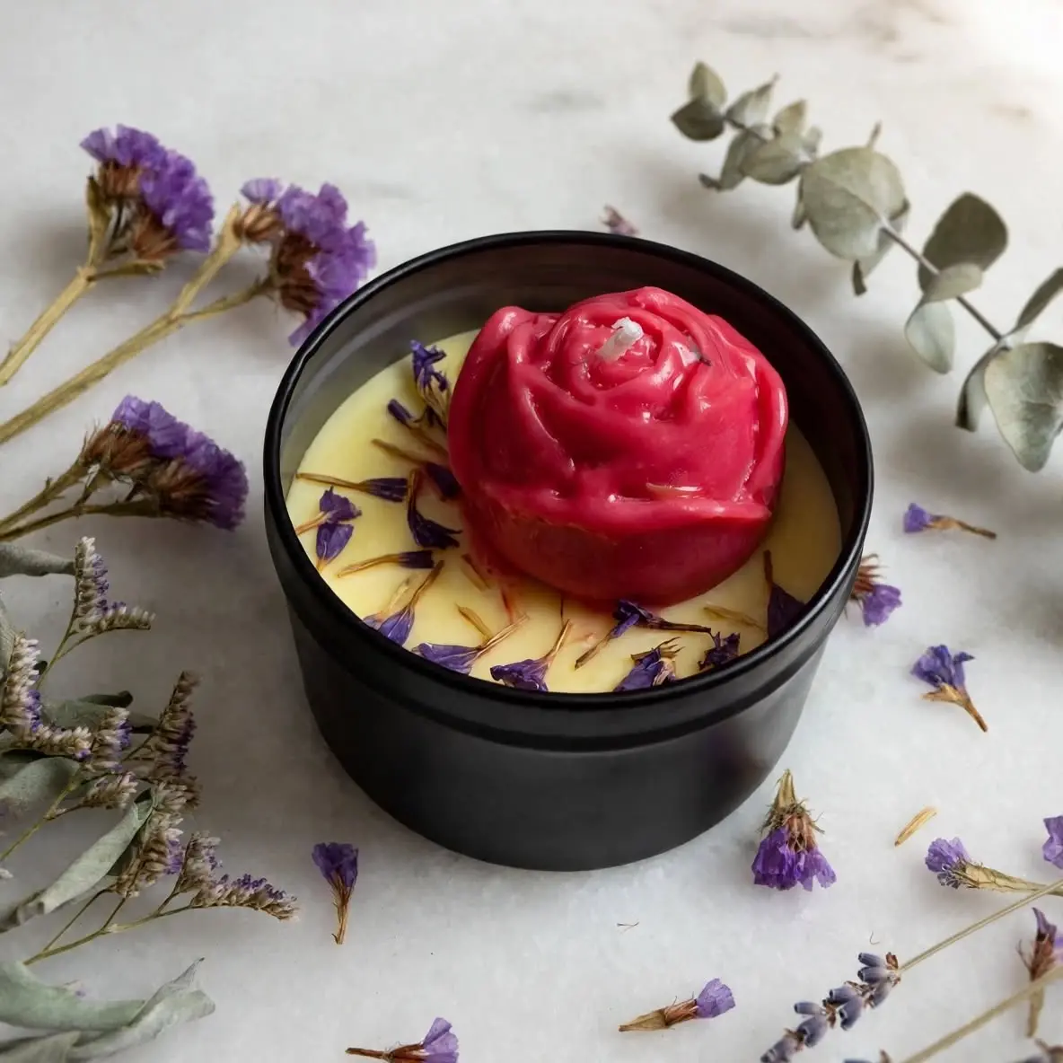 Lavanda Scented Candle in Black Container with Floral Decorations for Aromatherapy and Relaxation