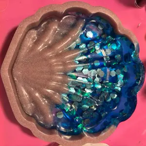 Resin seashell dish