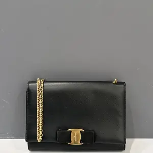 Pre-owned SALVATORE FERRAGAMO Leather Backpacks Vara Bow Crossbody Bag Saffiano Calfskin Black (ml032226b9)