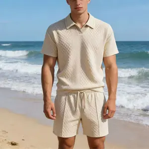 Men’s two-piece set featuring a diamond-knit V-neck polo shirt and drawstring shorts; textured fabric with a loose fit, urban street-casual style. Suitable for summer beach vacations, home lounging, everyday outings, and more.