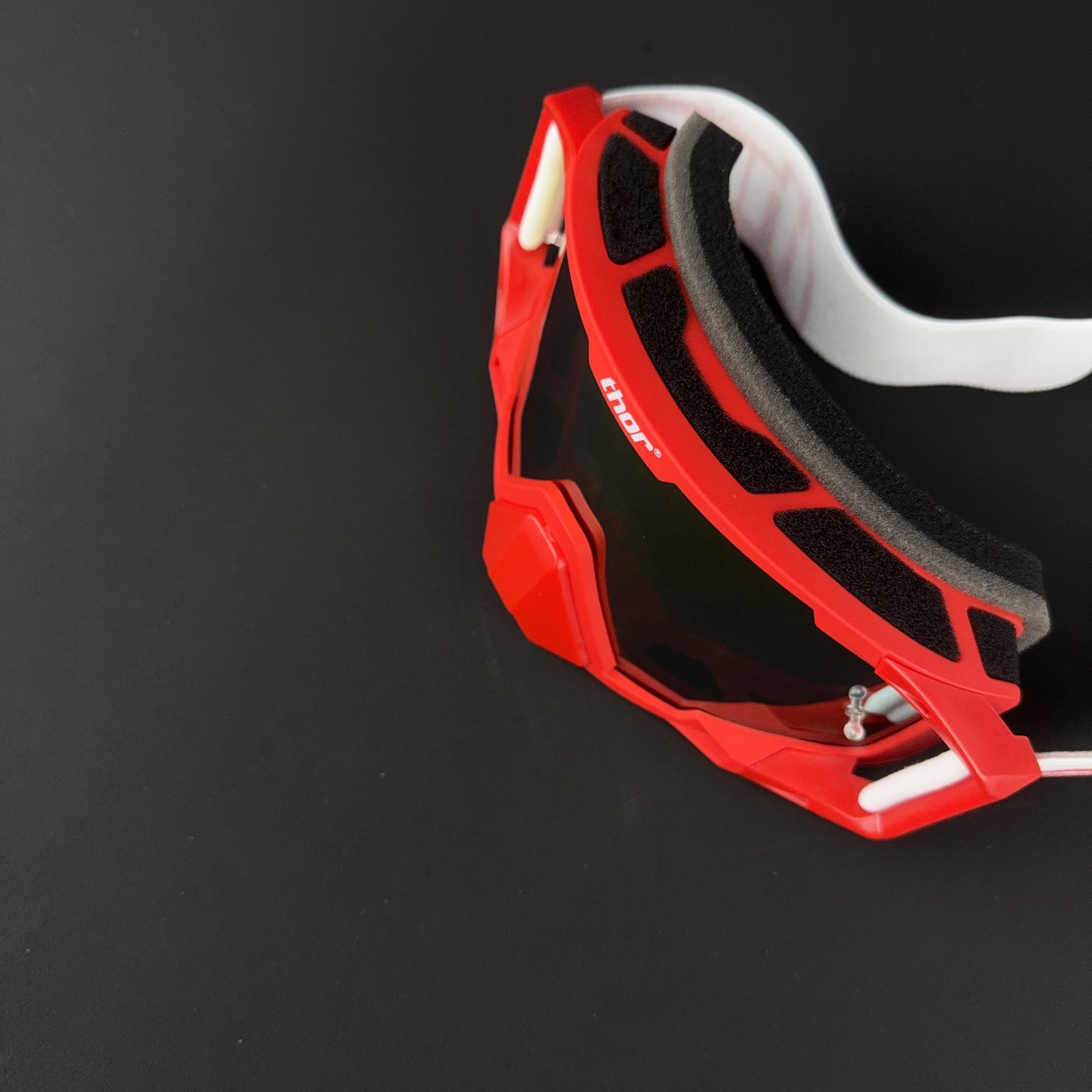 Thor-style motocross goggles with mirrored lenses, adjustable strap, anti-fog, and UV400 protection. Off-road riding eyewear for outdoor use, suitable for motorcycles, ATVs, and skiing.