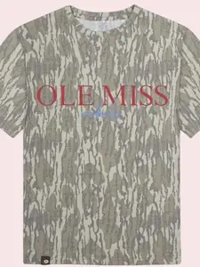 Red Camo Pattern T-Shirt, Outdoor Enthusiasts Hunting Graphic Tee, Camping Hiking Outfit, Casual Streetwear Style, Bold Camouflage Apparel 2026