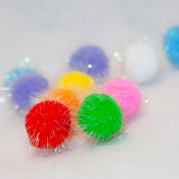 10-Pack Colorful Sparkle Pom-Pom Cat Toys – 1.5” Soft Plush Balls Add a burst of fun to your cat’s playtime with this 10-pack of colorful sparkle pom-pom toys.