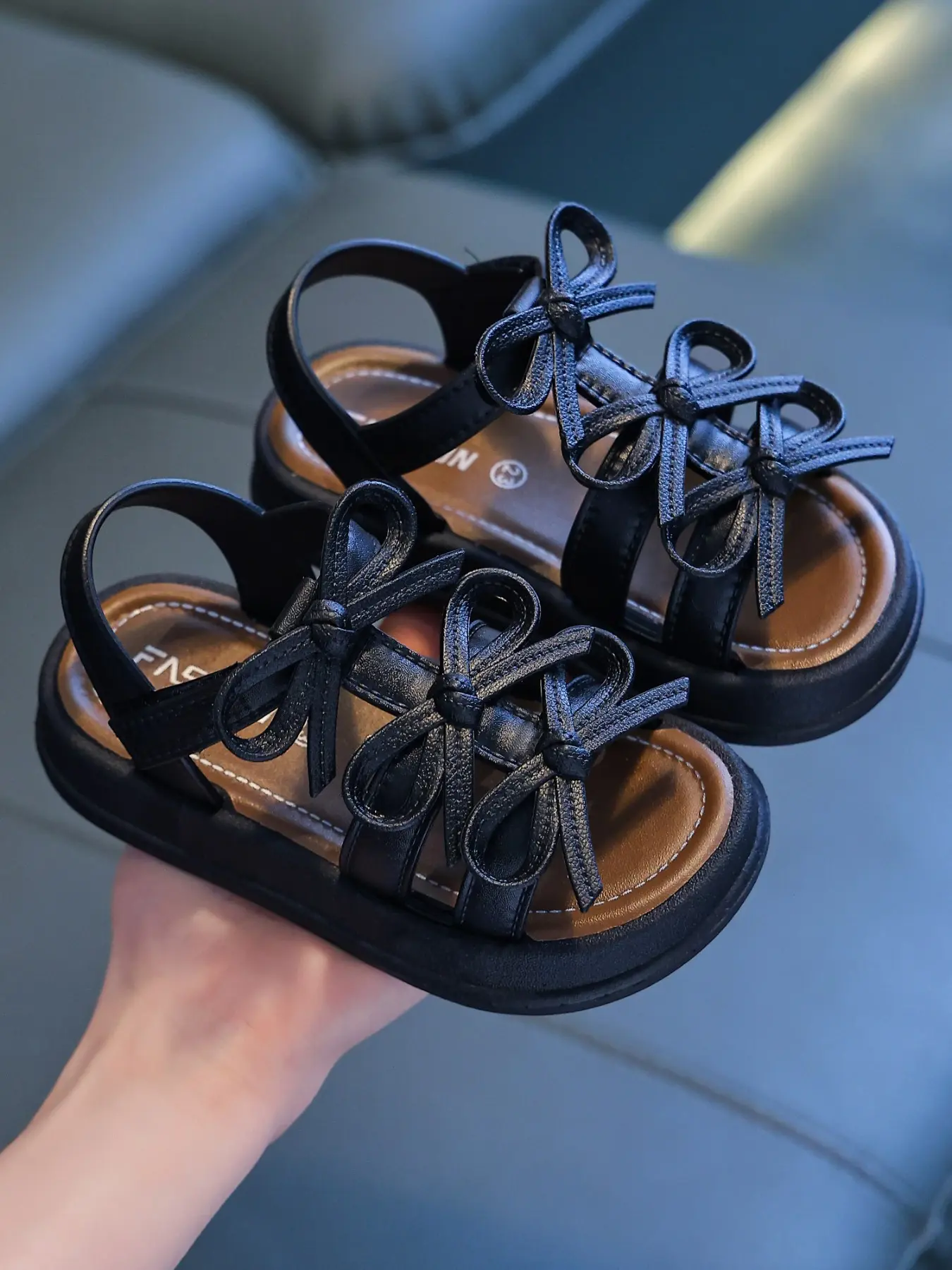 Sandals 2026 Summer New Fashion Princess Slippers, Velcro Design, Solid Color, Soft Sole, Outdoor Flat Beach Sandals for Kids, Fashionable Trending Sandals
