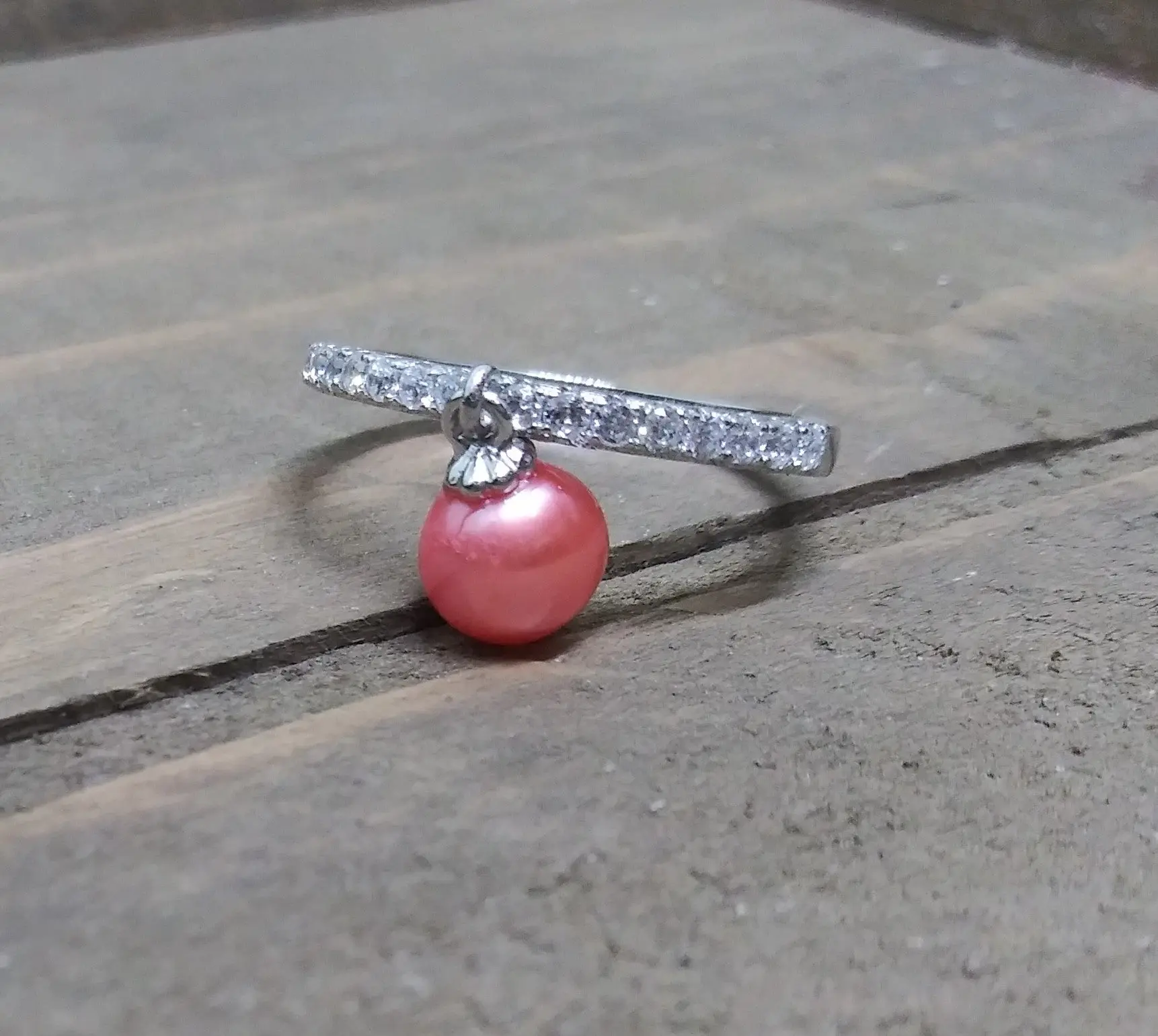 Sparkling dangle ring