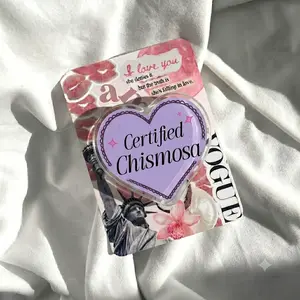 Certified Chismosa Phone Grip, Funny Latina Spanish Slang Heart Acrylic Phone Holder, Purple Kawaii Coquette Aesthetic Griptok, Cute Spanglish Gossip Girl Cellphone Stand Gift