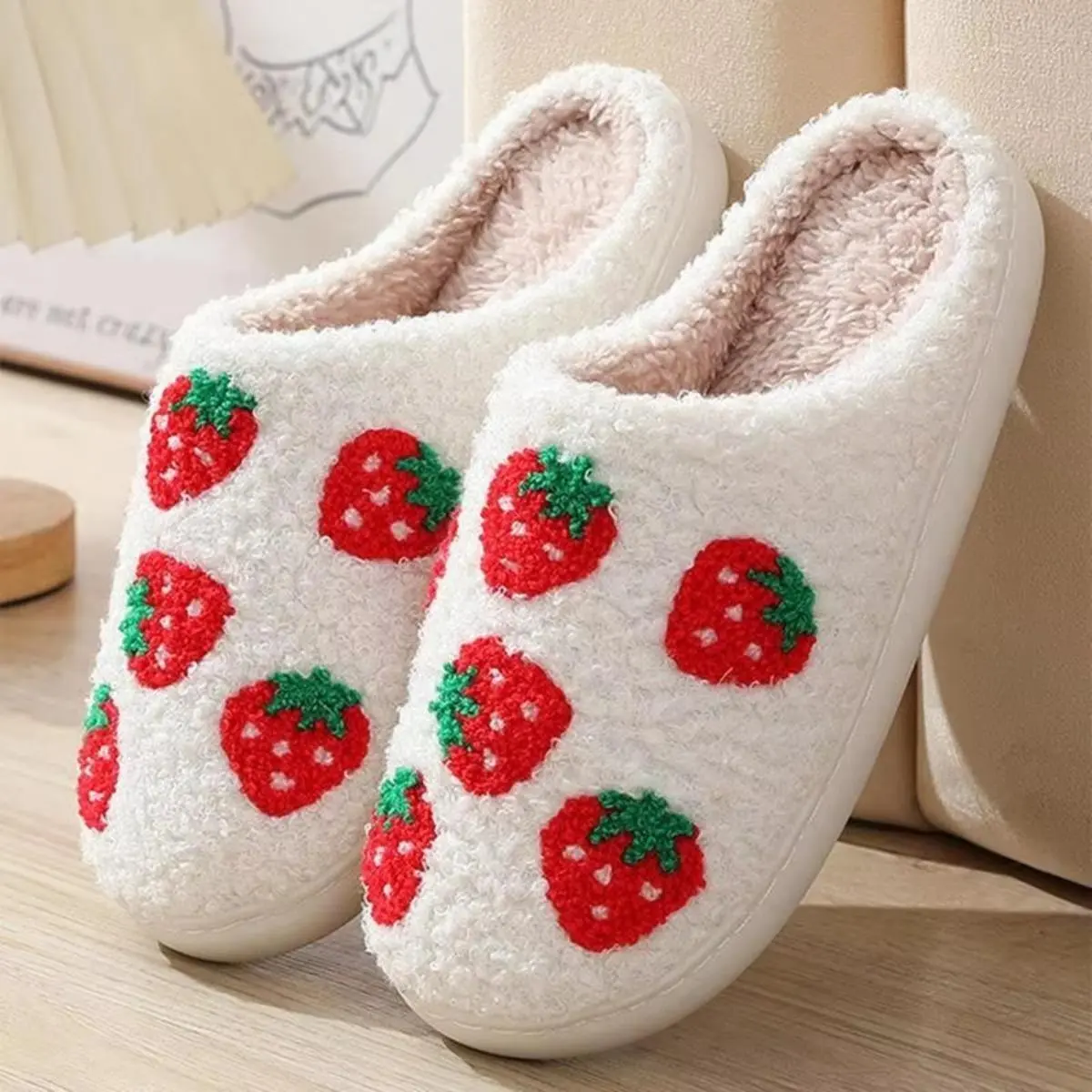 ‌Strawberry Pattern Slippers for Women Soft Fuzzy Bedroom Shoes Non Slip Warm Indoor Slippers Cozy House Shoes Cute Homewear‌ Warm And Fluffy