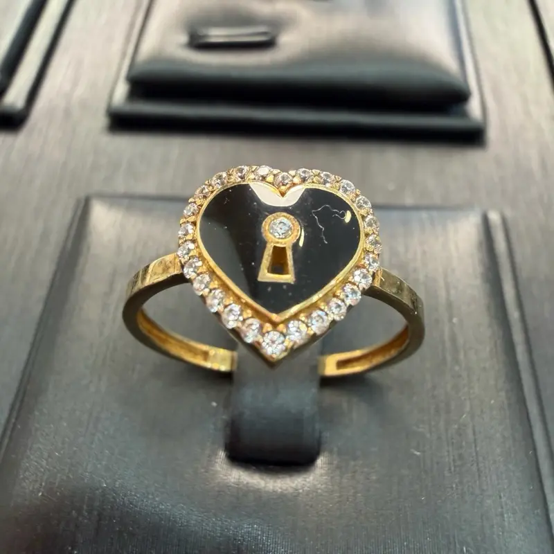 Anillo con corazón piedra negra