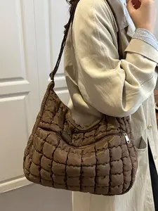 1pc Autumn/Winter Shoulder Bag Quilted Crossbody Bag Stylish, minimalist, and casual quilted design with a plush feel Perfect for daily commutes, shopping trips, and errands Spacious and versatile—a must-have women's shoulder bag
