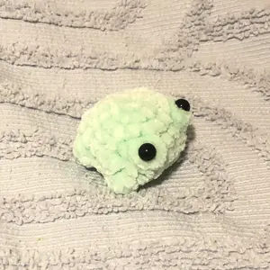 Crochet mini frog