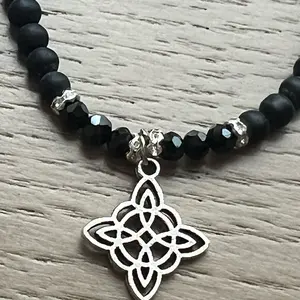 Beautiful adjustable Anti-witchess knot, protective amulet capable of returning the evil they do to us. Black matte onix beads.