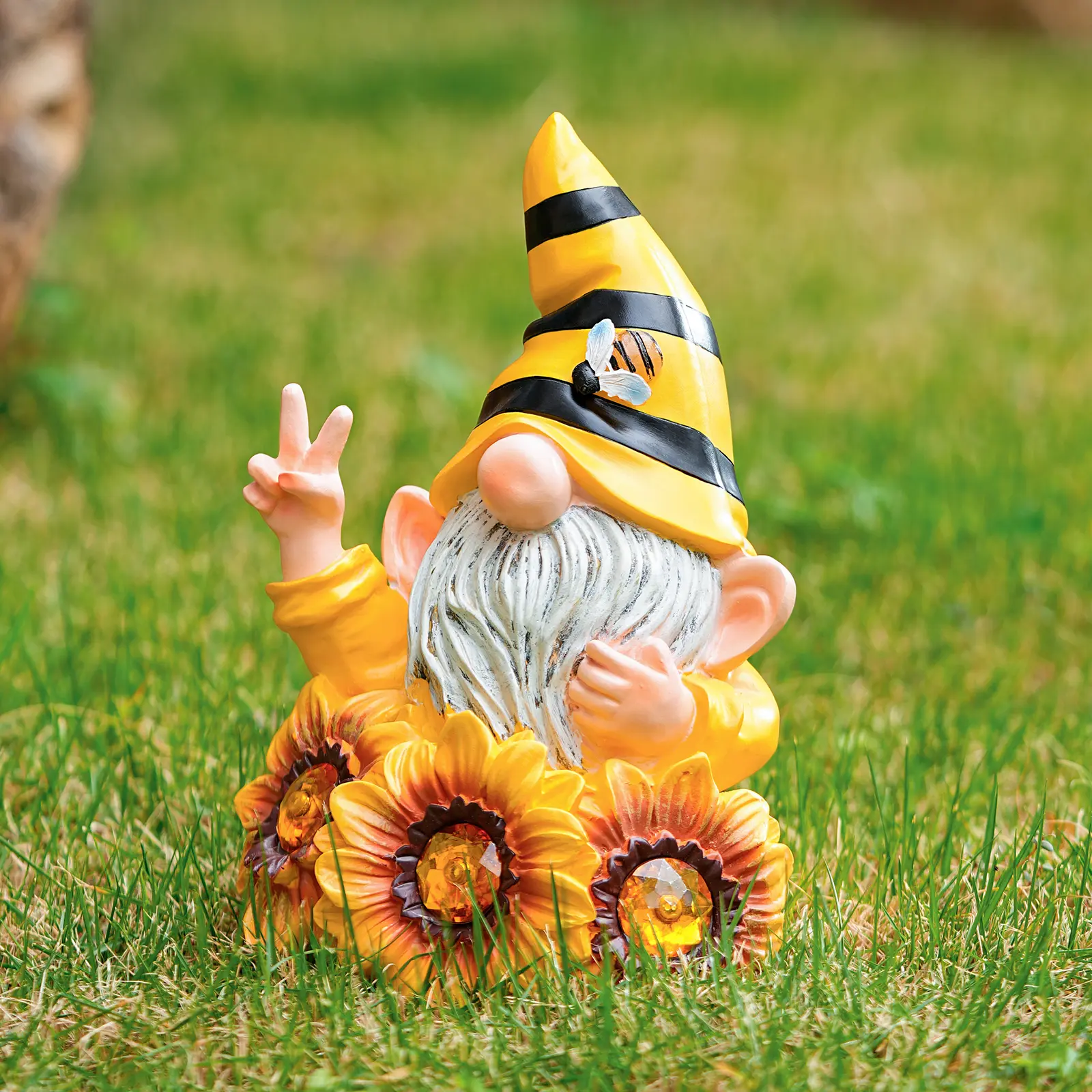 Garden Gnome Sculptures & Statues Resin Summer Bee Gnome with Sunflower, Outdoor Funny Gnome Decoration Solar Light Gnome Gifts for Yard, Patio Decor