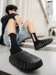 2026 Chunky Platform Crocs, Two-Way Toe-Enclosed Slippers, Perfectly Versatile for Summer Outings, Suitable for Commuting to Work and Playing in the Water at the Beach.