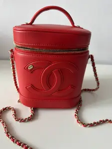 Pre-owned Smooth leather Shoulder Bags Chanel Vanity Case – Pre Loved
