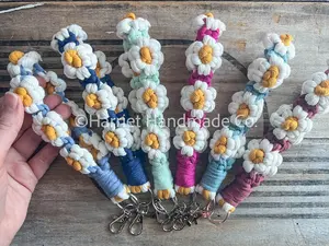 Handmade White Daisy Chain Flower Macrame Wristlet Key Chain Clip | bohemian boho accessories bridesmaid gift idea sunflower floral cottagecore