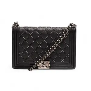 Pre-owned CHANEL Lambskin leather Crossbody Bags Medium Boy Bag with Grommets, Black