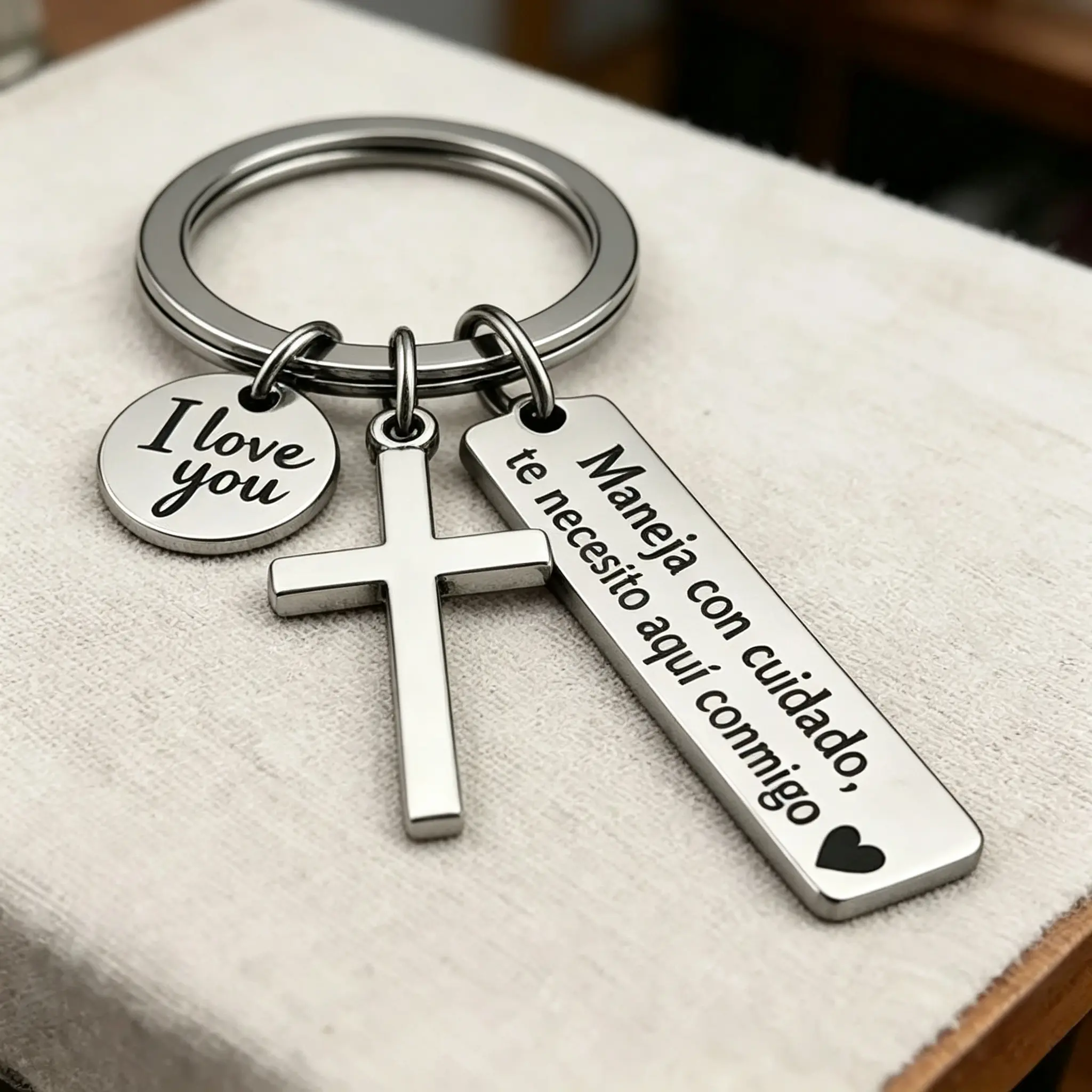 Engraved 'Maneja con cuidado' Letter Pattern Stainless Steel Keychain - Lightweight Smooth Accessory, Everyday Wear Gift for Boyfriend, Bf Birthday & Anniversary Gift for Him, Unique Present for Men, Gifts For Boyfriend