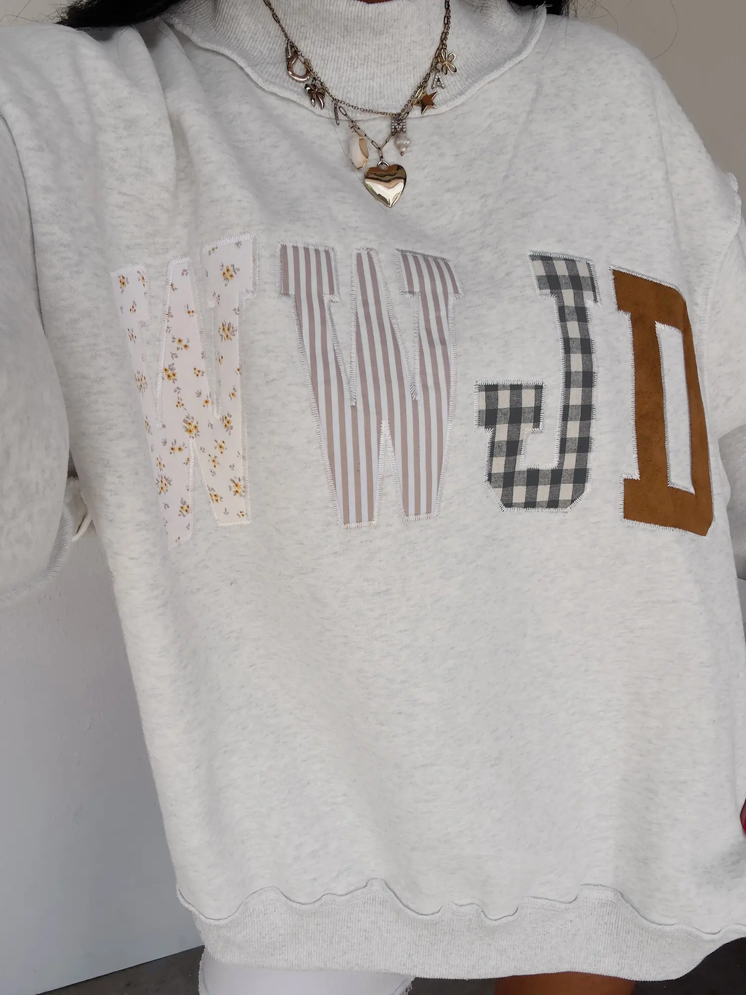 Women's Oversized Christian Graphic Sweatshirt WWJD Jesus Patch Applique Crewneck Pullover