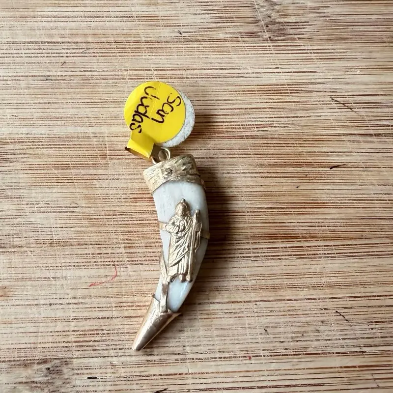 Oro14k Colmillo de coyote con medalla san judas en oro 14k