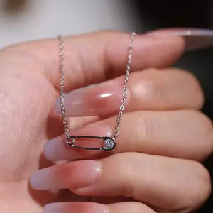 Safety pin necklace, punk hip-hop style, clavicle chain, suitable for daily outings and vacations, suitable for both men and women
