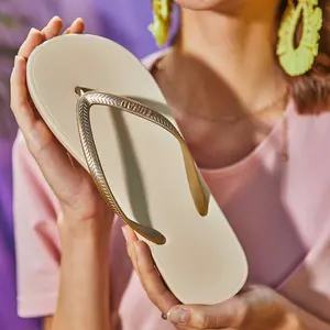 Simple flip-flops for couples to wear outside on the beach, summer flat non-slip thong sandals for men and women
