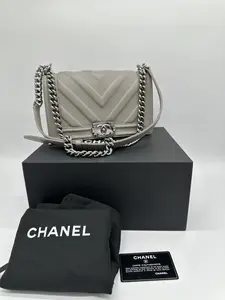 Pre-owned CHANEL Leather Crossbody Bags Grey Chevron Boy Bag with Shinny Gunmetal Hardware