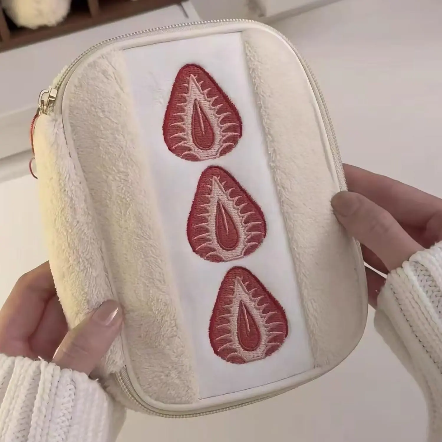 Cute Strawberry Plush Bag for Girls, Multi-Functional Storage Pouch, Makeup Pouch, Makeup Bags, Large Capacity, Portable Travel Organizer, Ideal Gift