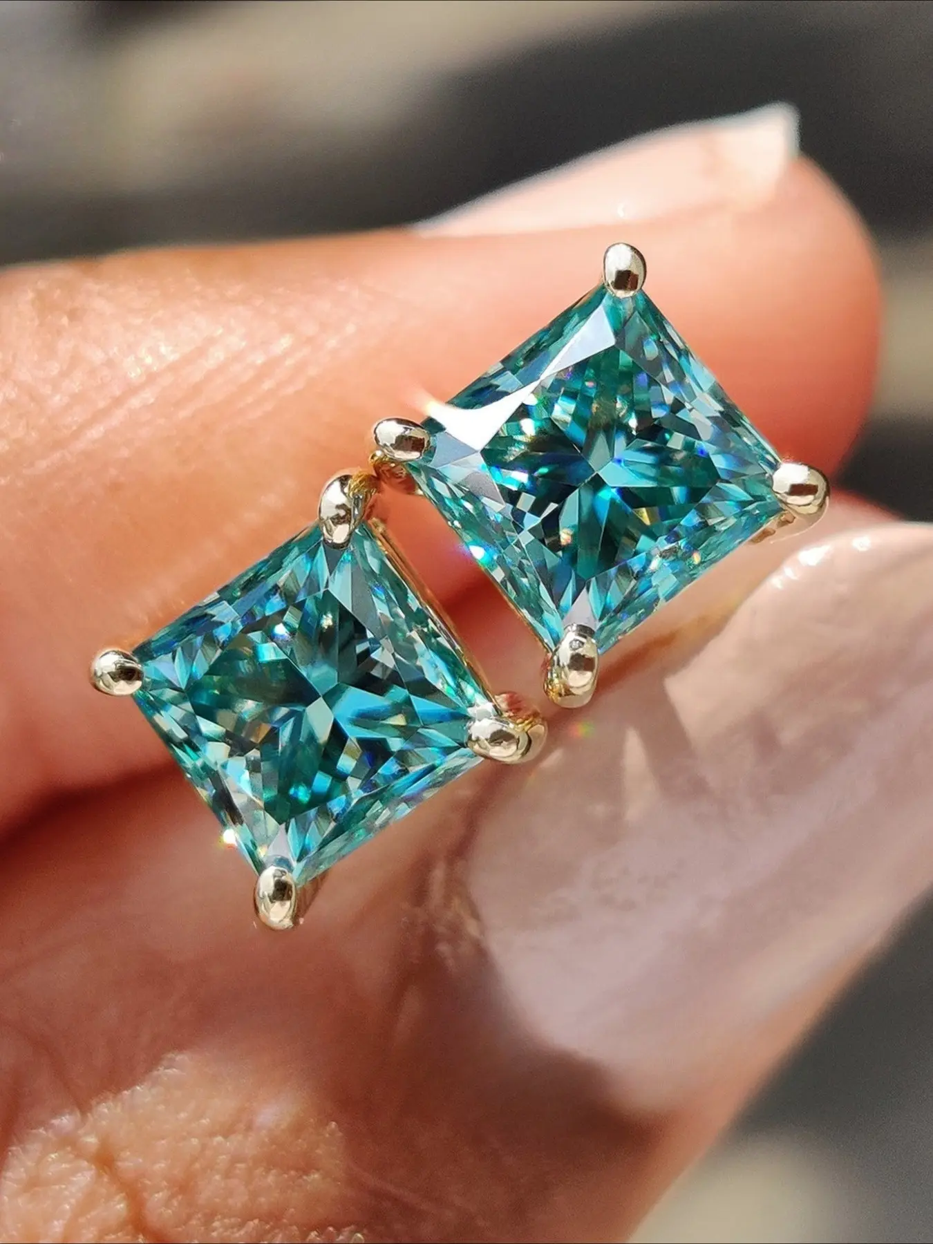 1pair 1Carat S925 Sterling Silver Turquoise Princess Cut Moissanite Earrings – Perfect for Everyday Wear, or As An Ideal Gift for Holidays or Engagements.