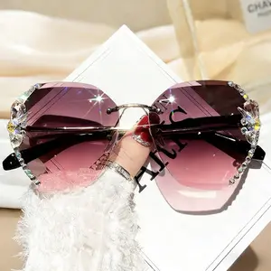 Butterfly studded diamond gradient large frame trimmedglasses. Shiny UV resistant sunglasses, stylish, elegant, andgorgeous party glasses, beach glasses, and clothingdecorations