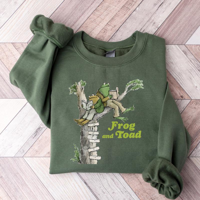 Frog and Toad Shirt – Vintage Reading Tree Tee, Cozy Cottagecore Aesthetic T-Shirt, Book Lovers Gift, Wholesome Nature Friends Graphic Tee