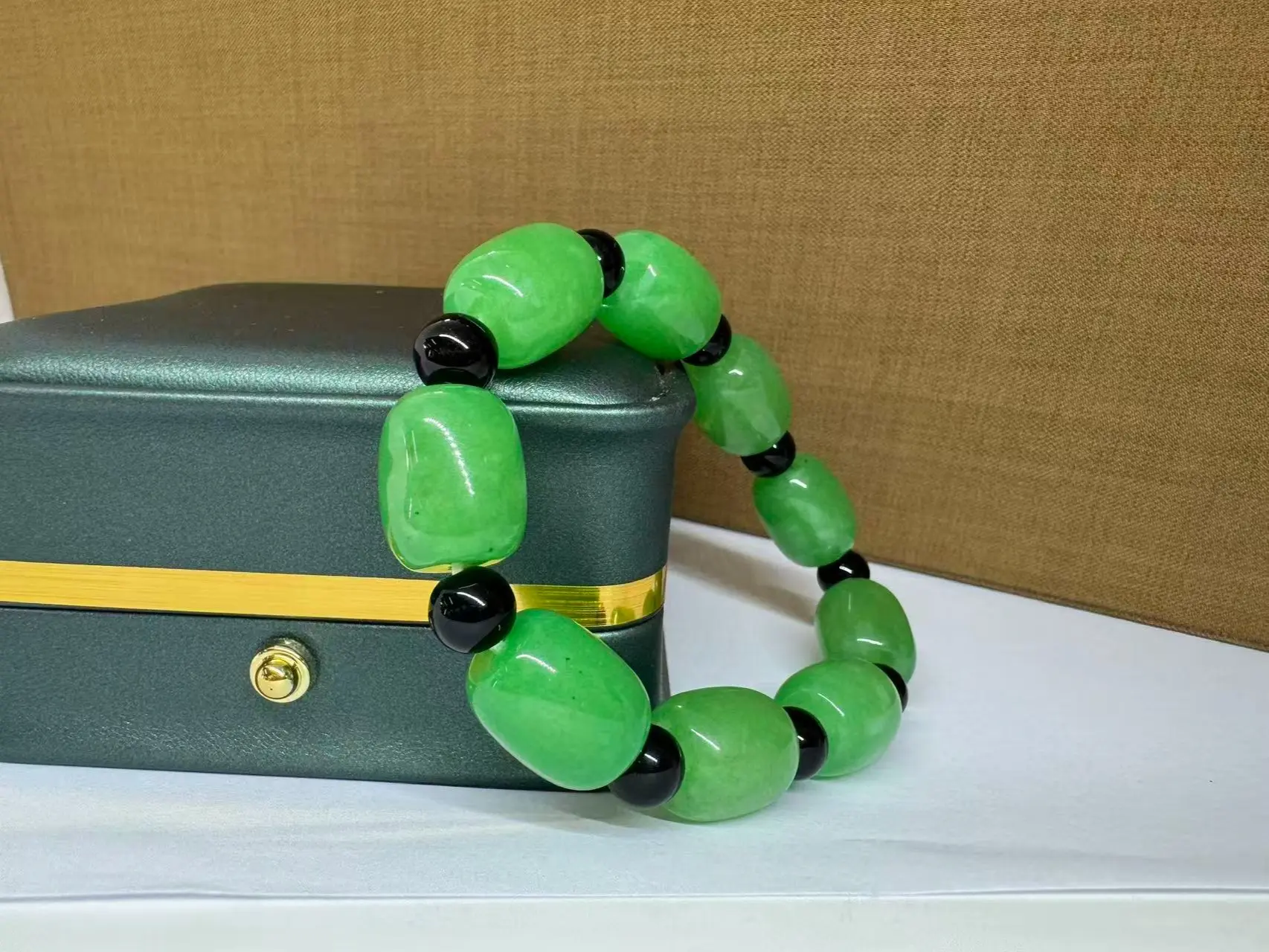 E.Ice-transparent apple green barrel beads that adapt to their setting — polished craftsmanship, men’s Chinese-style design