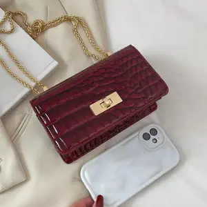 Faux Leather Crocodile-Embossed Shoulder Bag for Woman, Mini Chain Stylish Purse Work Bag Everyday Crossbody Bags Handbag with Adjustable Chain Strap Ideal for Daily Commuting, Shopping, and Travel