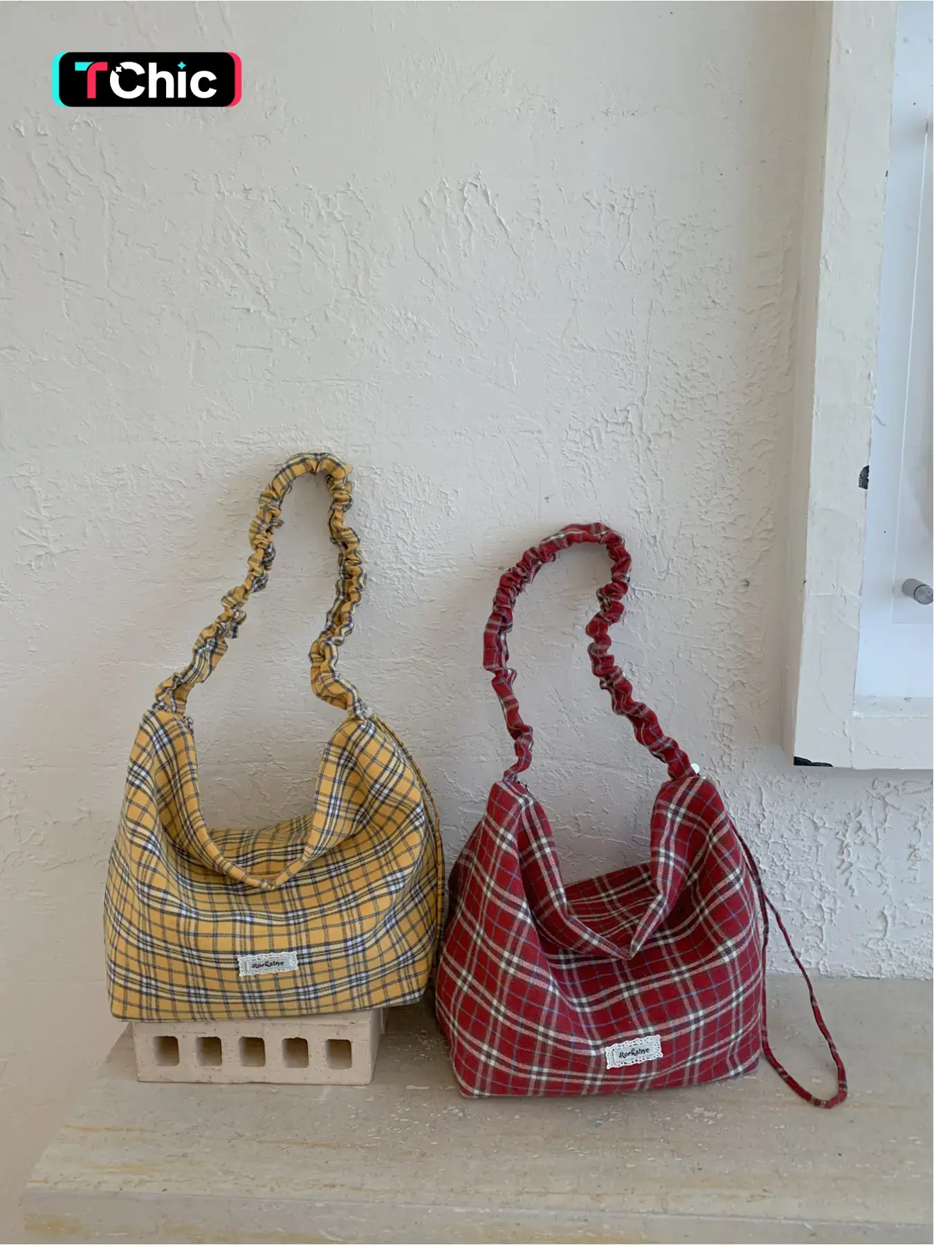 Large capacity plaid shoulder bag with drawstring design, sweet girl style, lightweight and comfortable armpit bag, college style, lightweight and comfortable pleated shoulder strap handbag, Underarm Shoulder Purse, Casual Crossbody