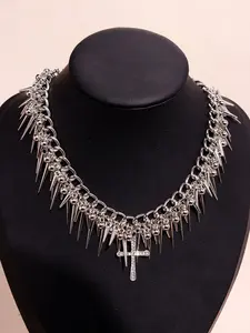 One fashionable, luxurious, bold, edgy dark gothic hip-hop punk necklace—refined Y2K design with intricate spikes and multi-layered chains for women; suitable for everyday wear and holiday parties.
