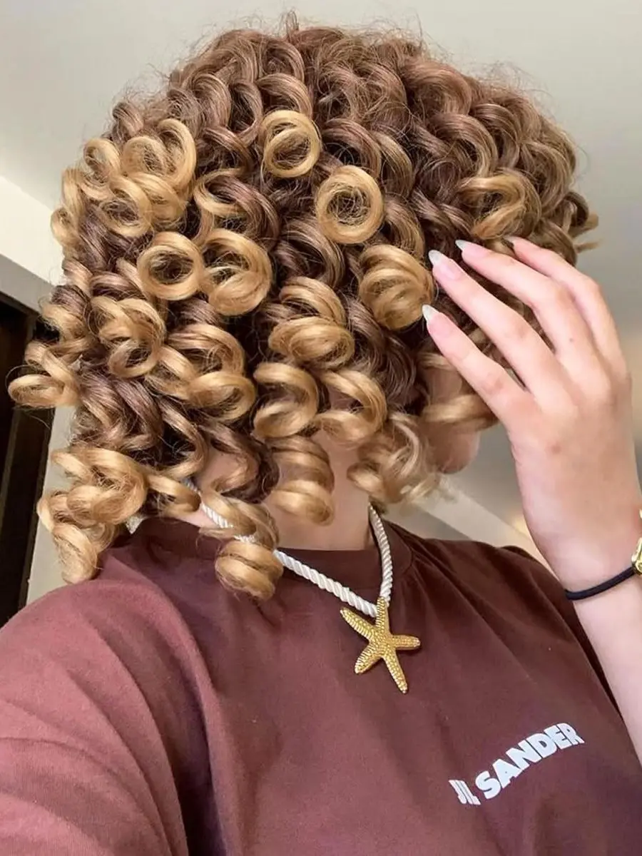 Female 14in Glueless Imported Synthetic Fiber Full Machine Wig - Black Short Curly with Bangs, Loose Curls, Full Volume, Soft Fluffy, Natural Looking Wigs, 250g, Cute Sexy, Breathable Mesh, for Daily, Wedding Wear (Ombre Blonde), Synthetic Hair
